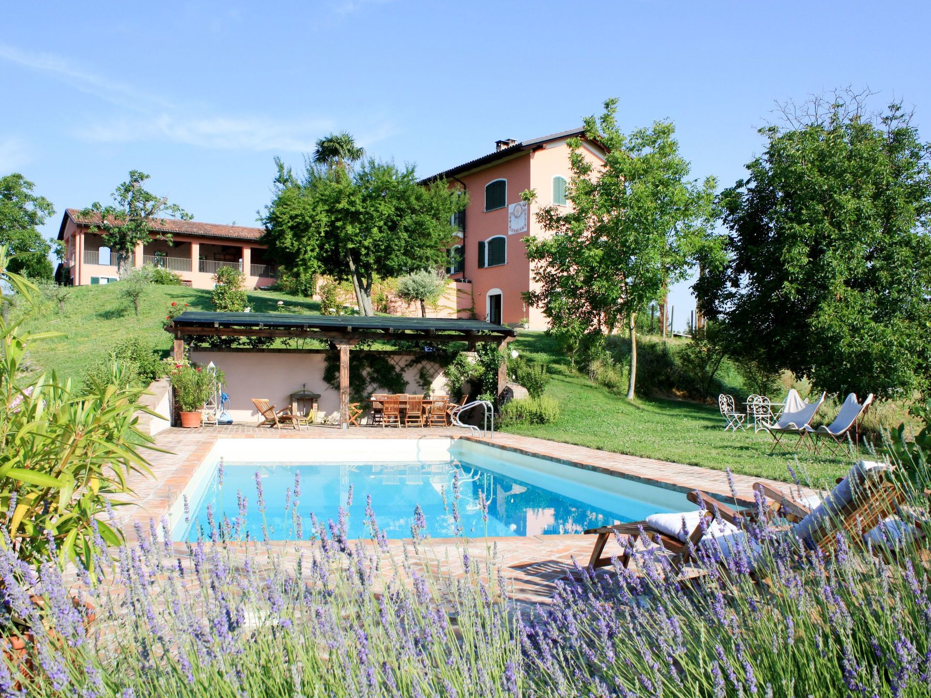 Bric del Vento — the whole villa, pool and garden